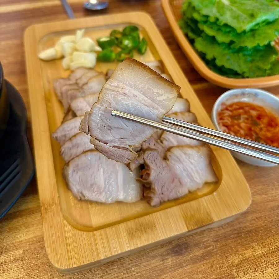 돔베고기 중 240g 접시