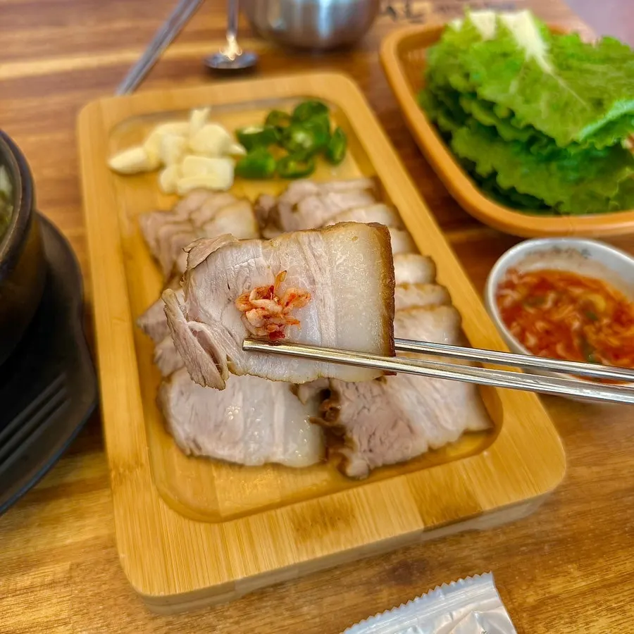 새우젓에 찍은 돔베고기