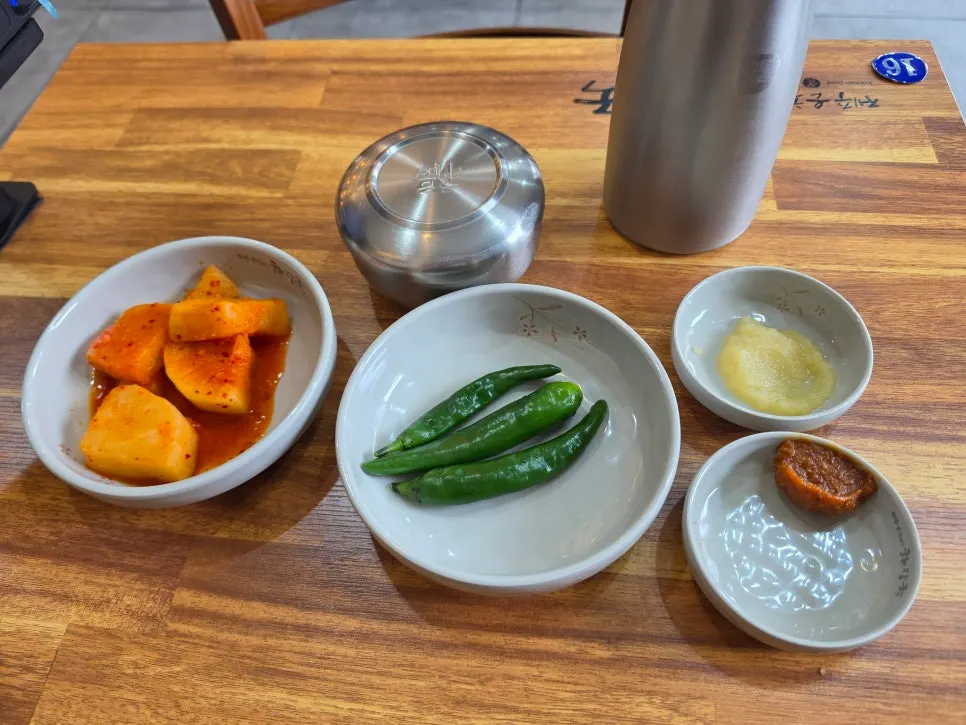 Side dishes and rice pre-set before ordering