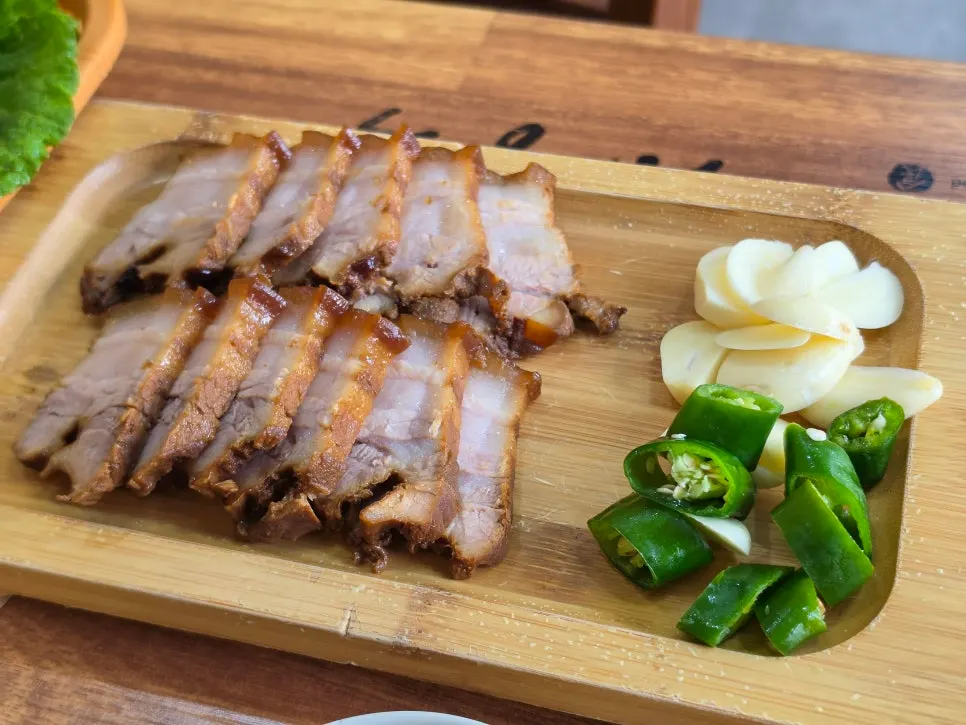 Small dombe pork served on a wooden plate