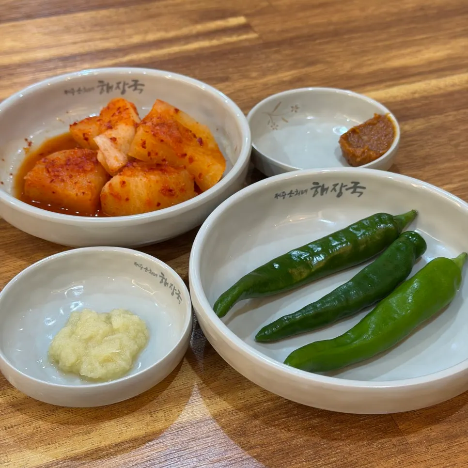 깍두기와 고추, 쌈장, 다진 마늘 기본 반찬