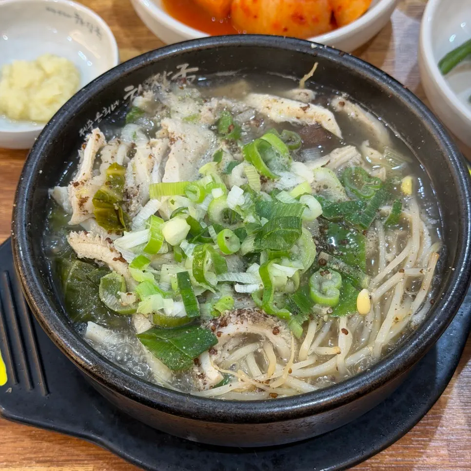 다데기를 뺀 맑은 내장탕 한 그릇
