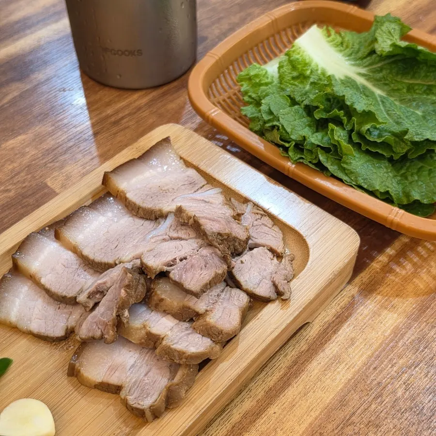 Table setting of haejangguk and dombe pork at Jeju Eunhuine Haejangguk Suwon Ingye Branch
