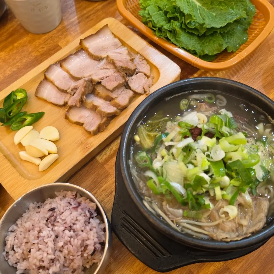 Table with haejangguk (basic) and dombe pork placed together