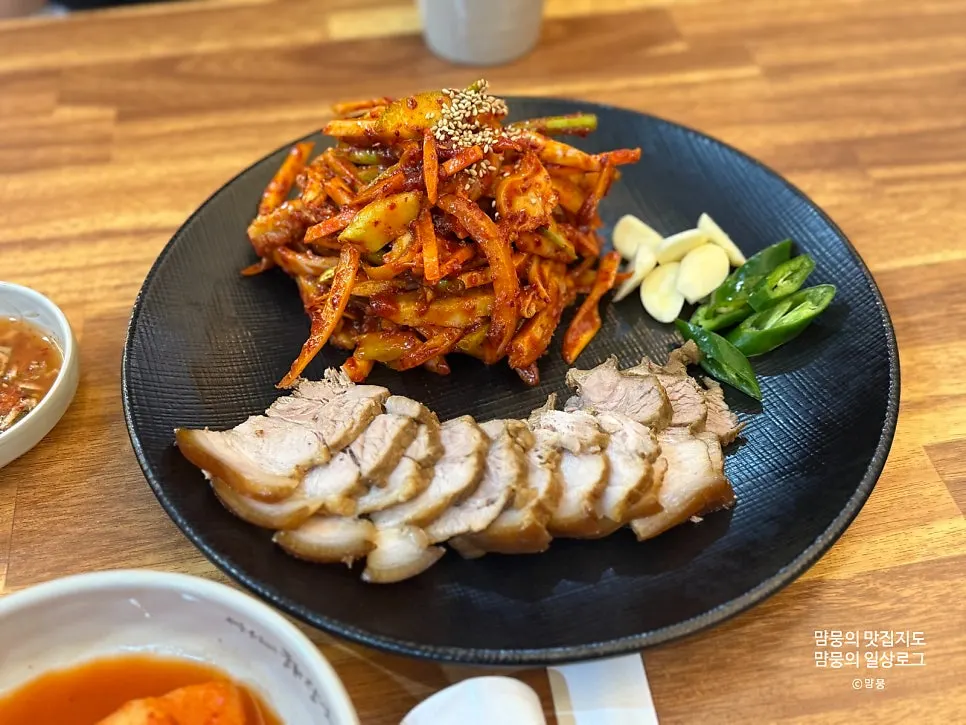 한 접시에 담겨 나온 양무침과 돔베고기 세트