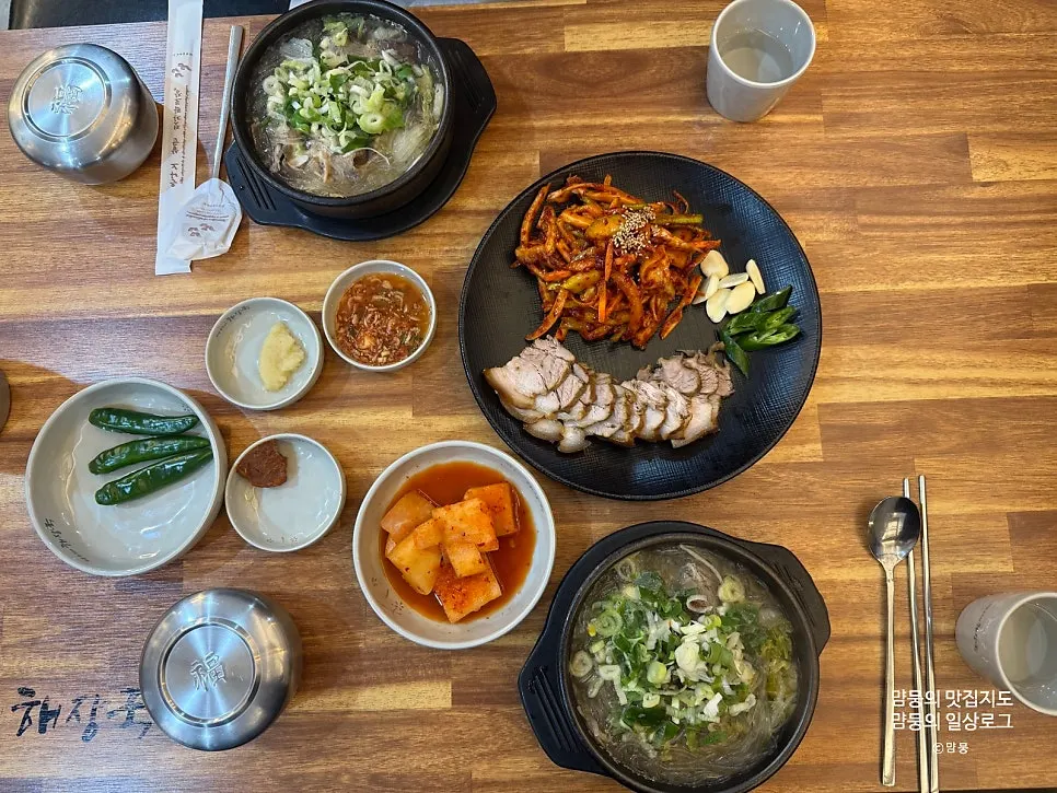 해장국 두 그릇과 세트메뉴가 차려진 상