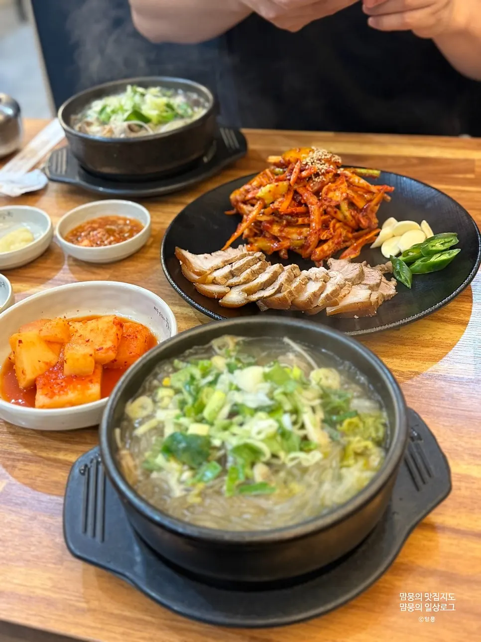 김이 오르는 해장국 뚝배기