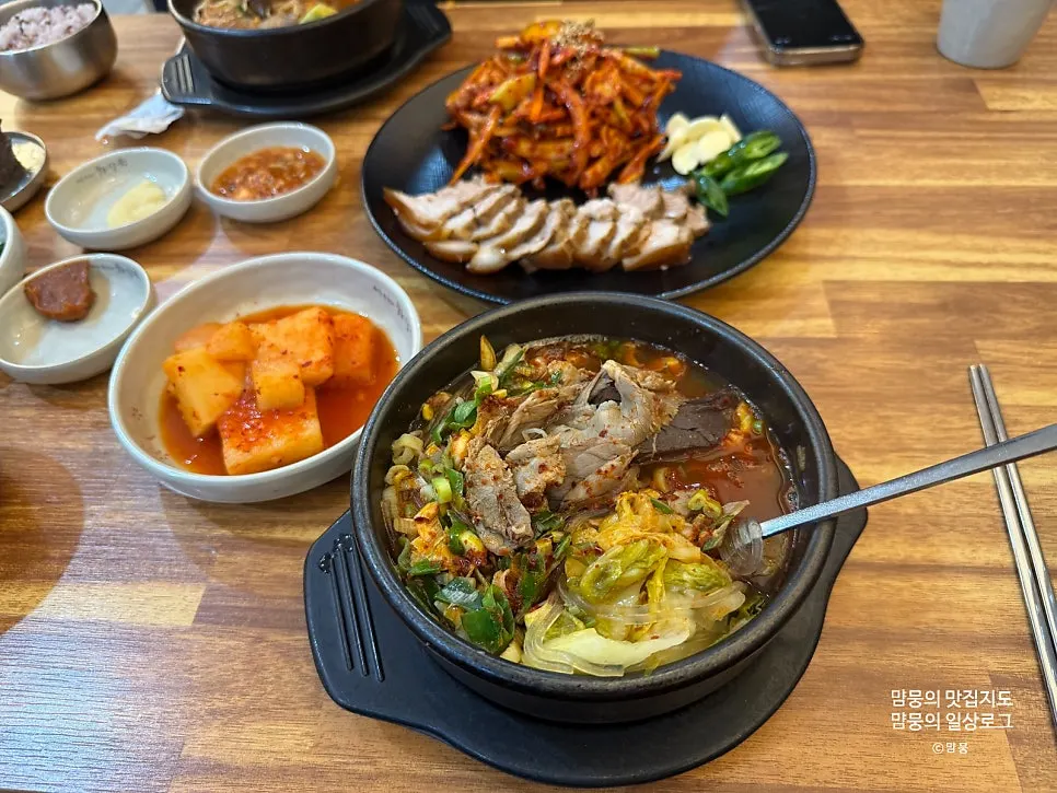 비벼서 붉어진 해장국 국물