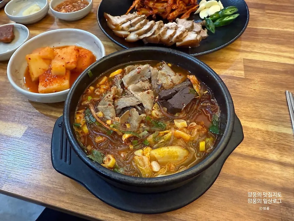 큼직한 선지와 콩나물, 우거지가 들어간 해장국