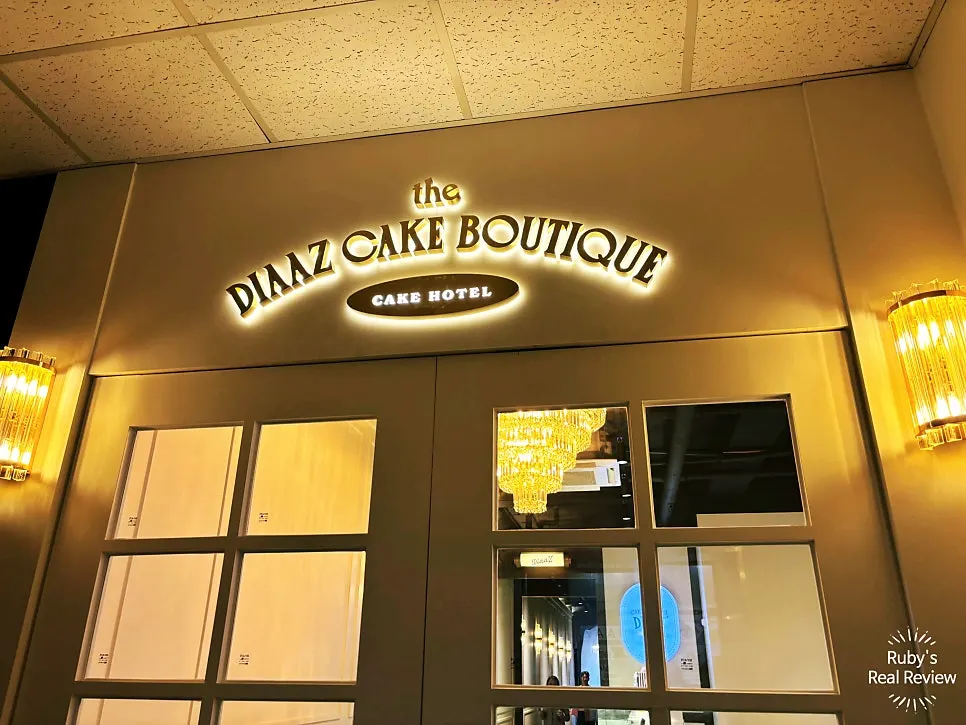 Sign pointing to the 2nd-floor entrance of Diaz Cake Boutique
