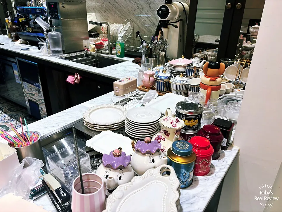 Entrance of Diaz Cake Boutique, a dessert café near Suwon City Hall Station