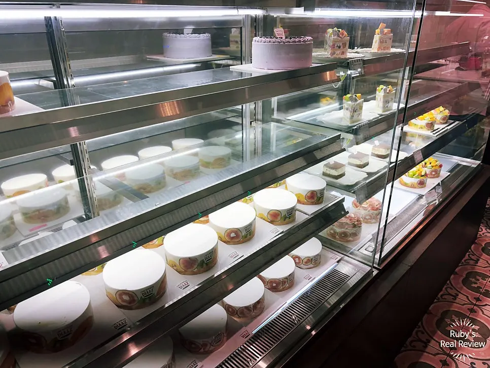 Showcase lined with fruit-topped cake slices