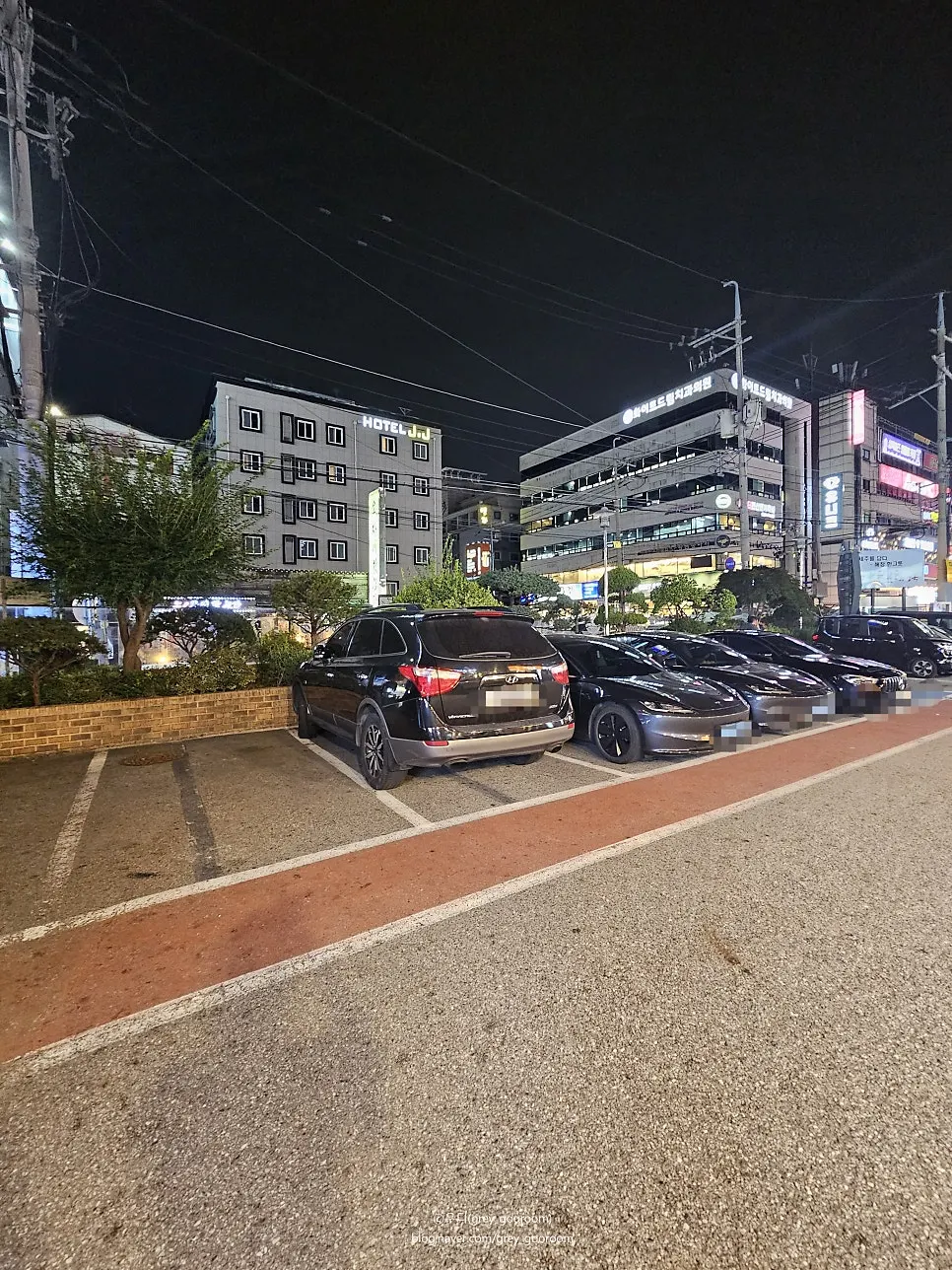 Dedicated parking lot in front of the restaurant and outdoor menu sign