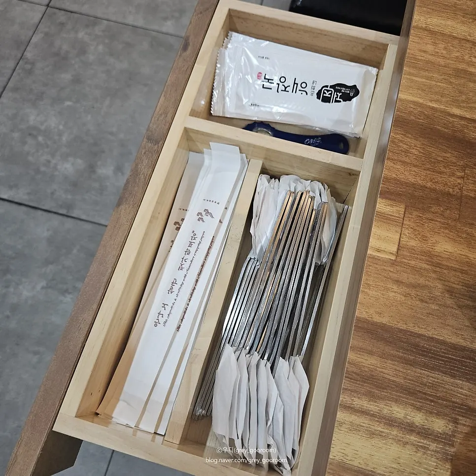 Menu listing hot pot and hanchi mulhoe dishes