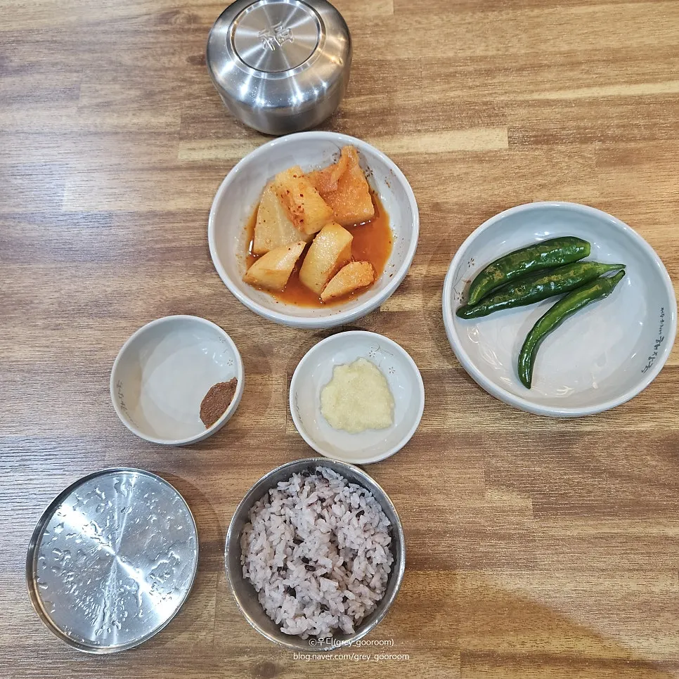 Multigrain rice with kkakdugi and other basic side dishes