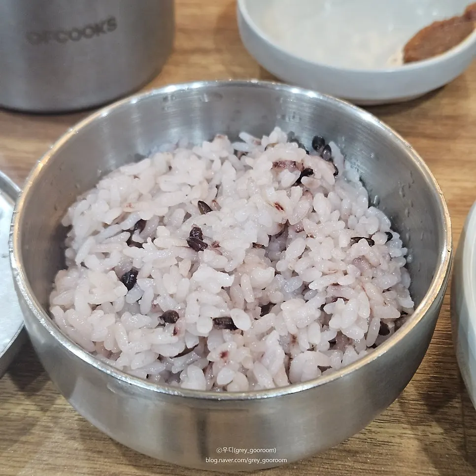 Small dishes of cheongyang chili, ssamjang, and minced garlic