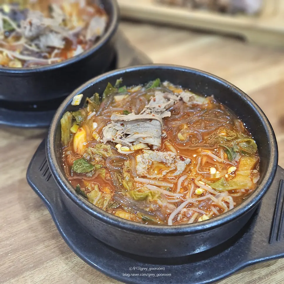 Bone broth turned red after mixing in chili paste