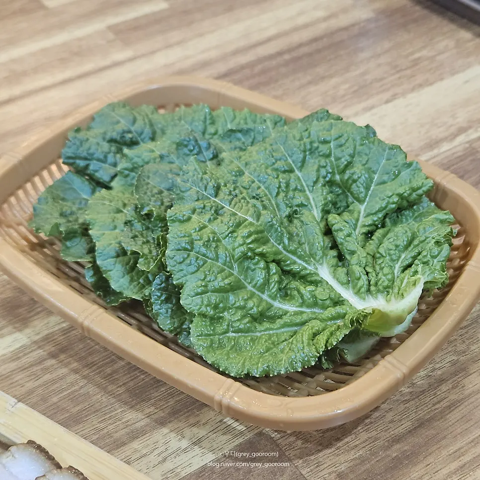 Fresh lettuce wraps served alongside the dombe pork