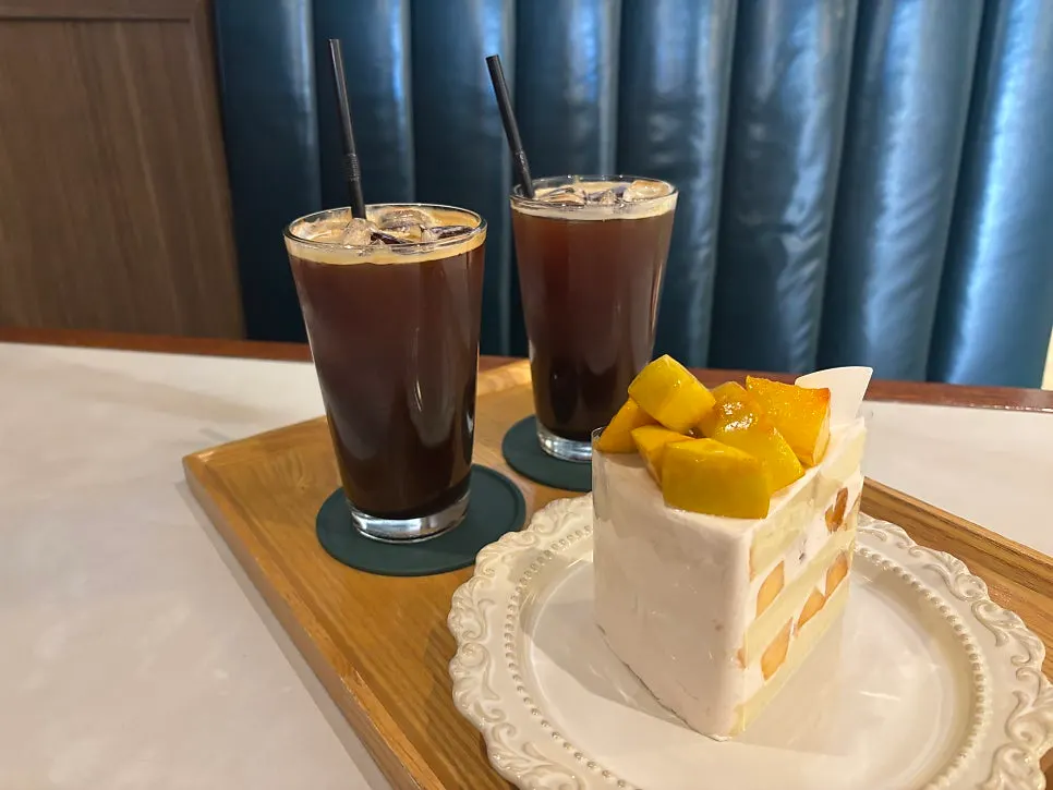 포크로 자른 복숭아 생크림케이크