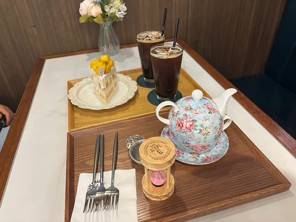 케이크와 함께 주문한 아메리카노