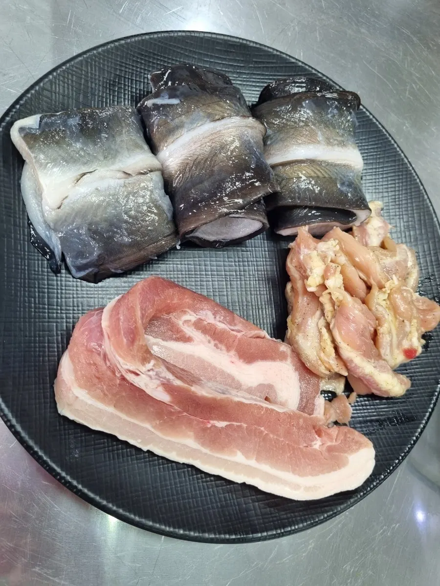 장어와 고기가 담긴 첫 플레이트