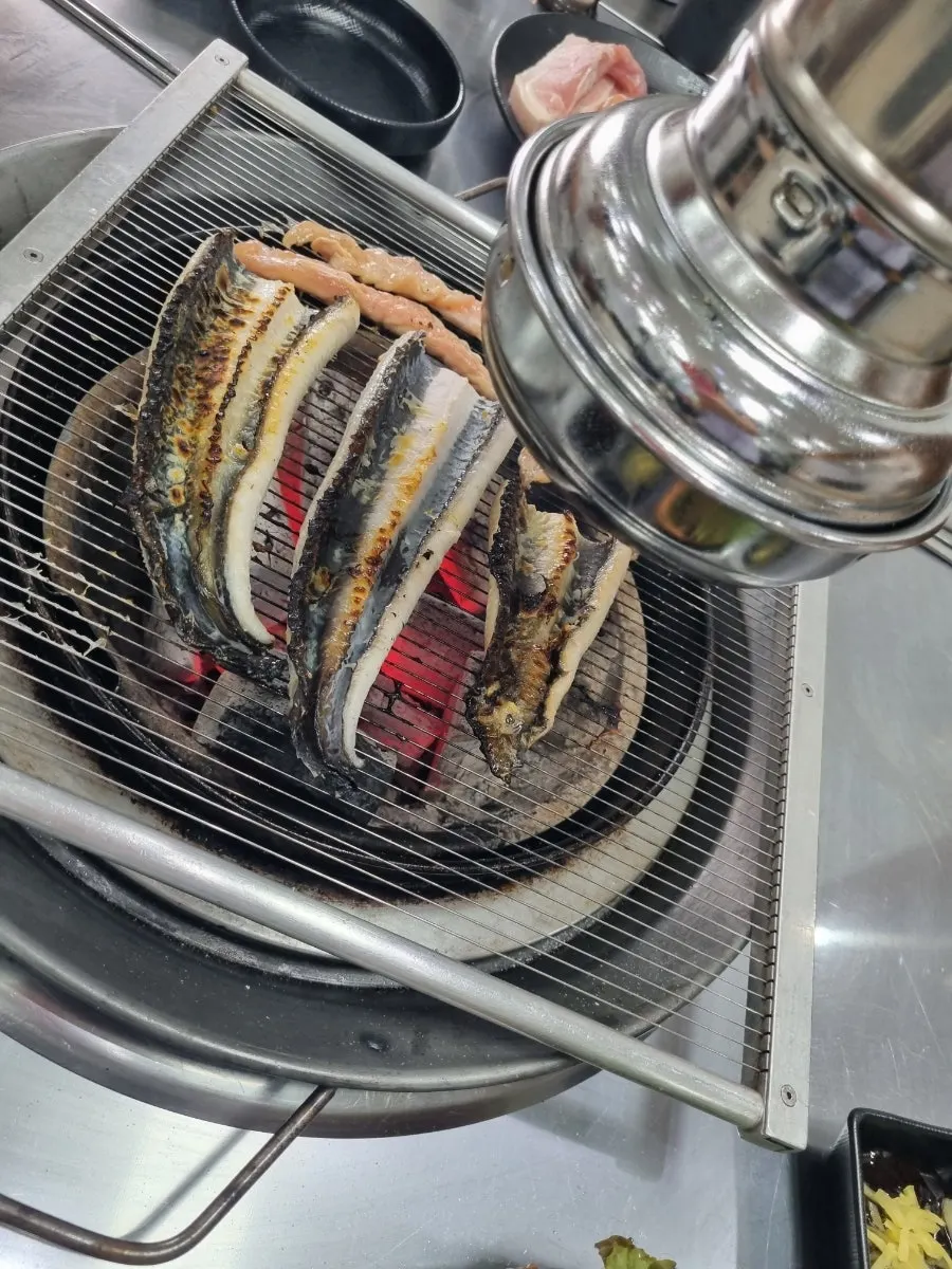 숯불에서 노릇하게 익는 민물장어