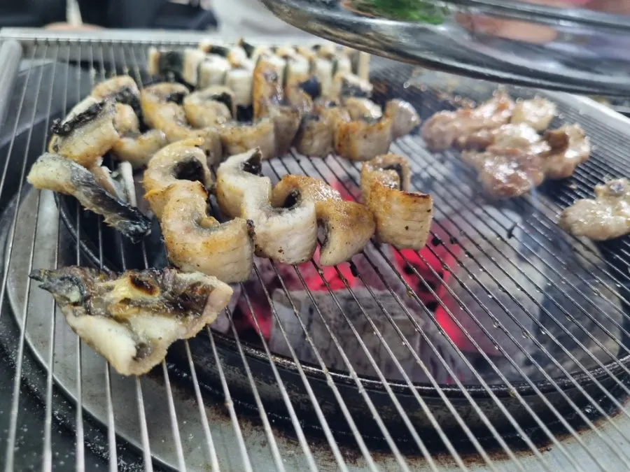 먹기 좋게 잘라 구운 민물장어