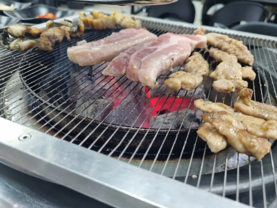 생강채와 소스를 곁들인 장어