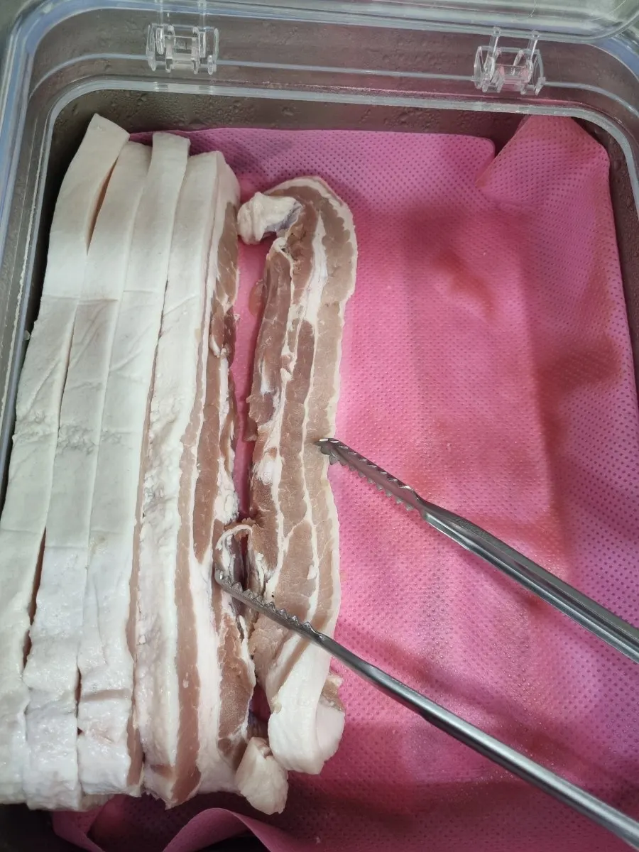 민물장어와 고기가 준비된 셀프바