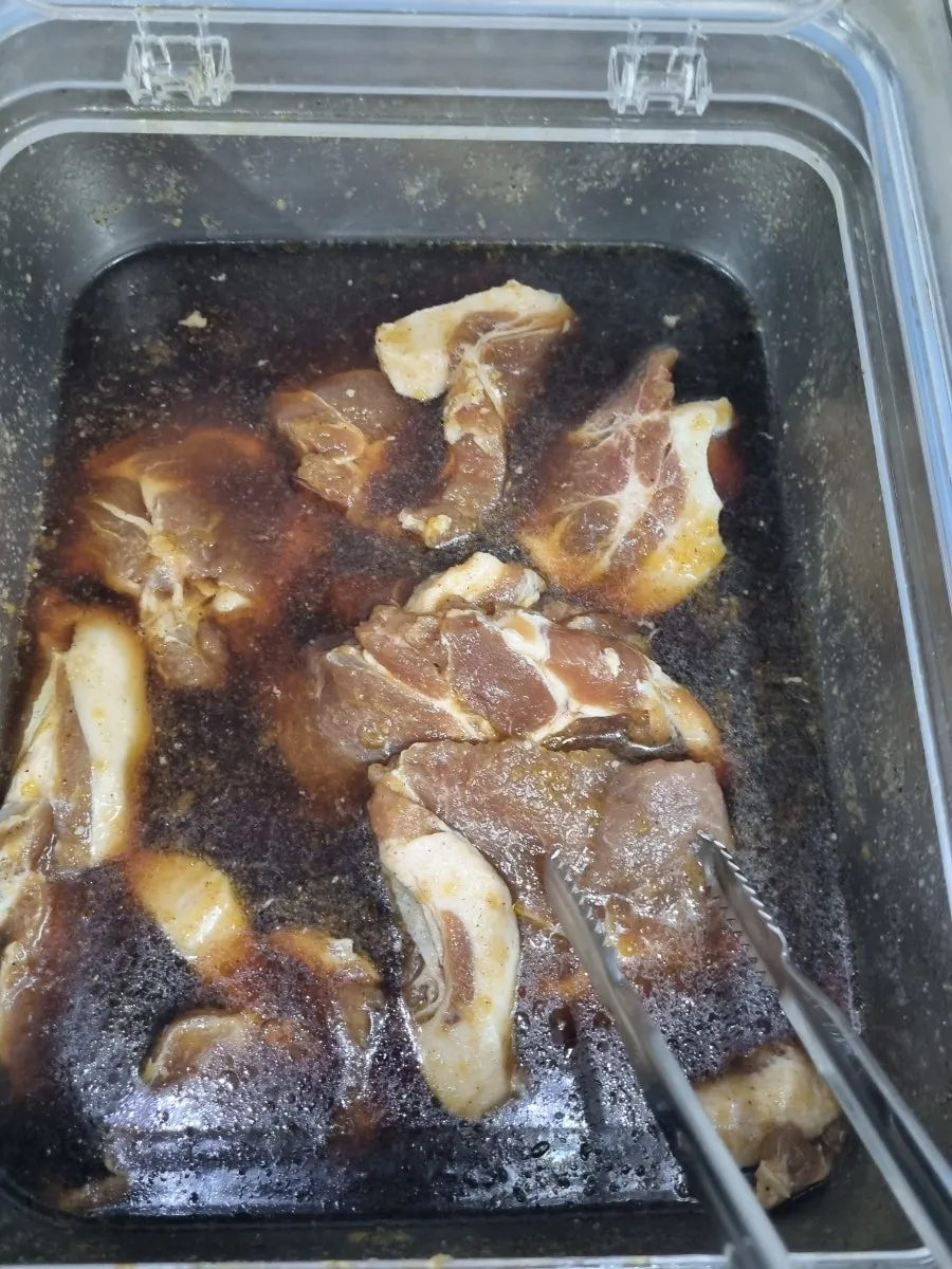 셀프바의 삼겹살과 닭목살
