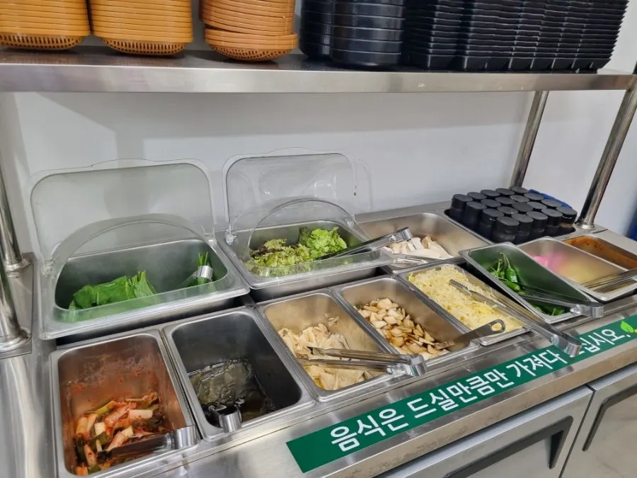 셀프바에 가득 채워진 밑반찬