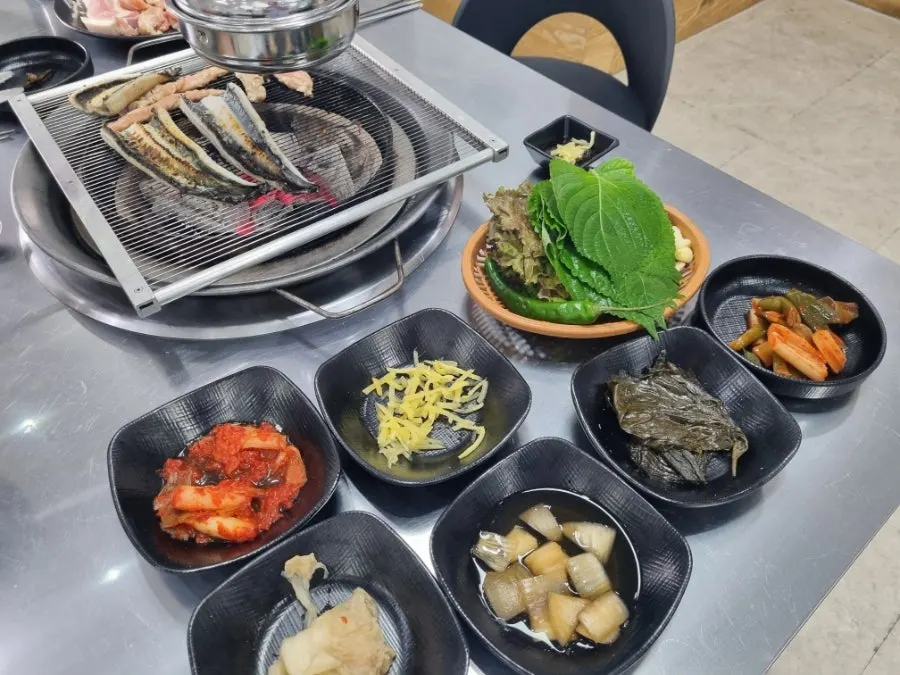 쌈채소와 반찬을 담은 접시