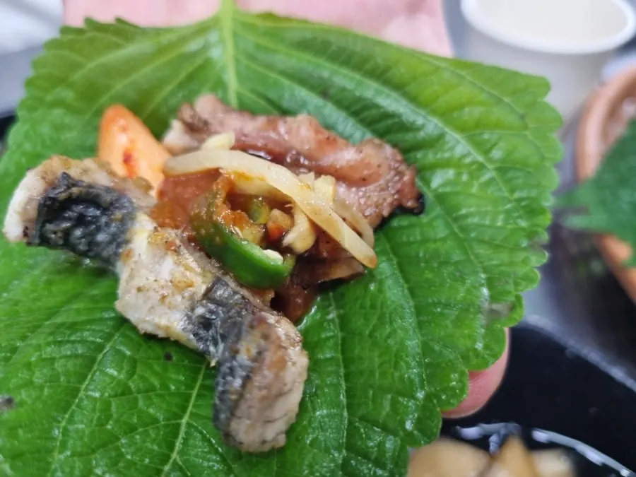 숯불에 장어를 굽는 모습