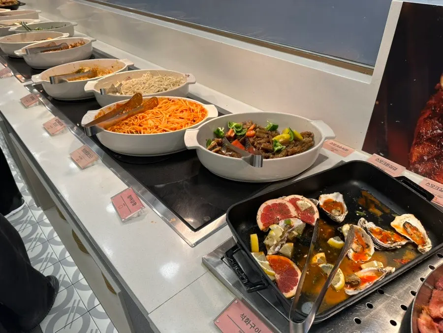 Makanan buffet dinikmati bersama keluarga