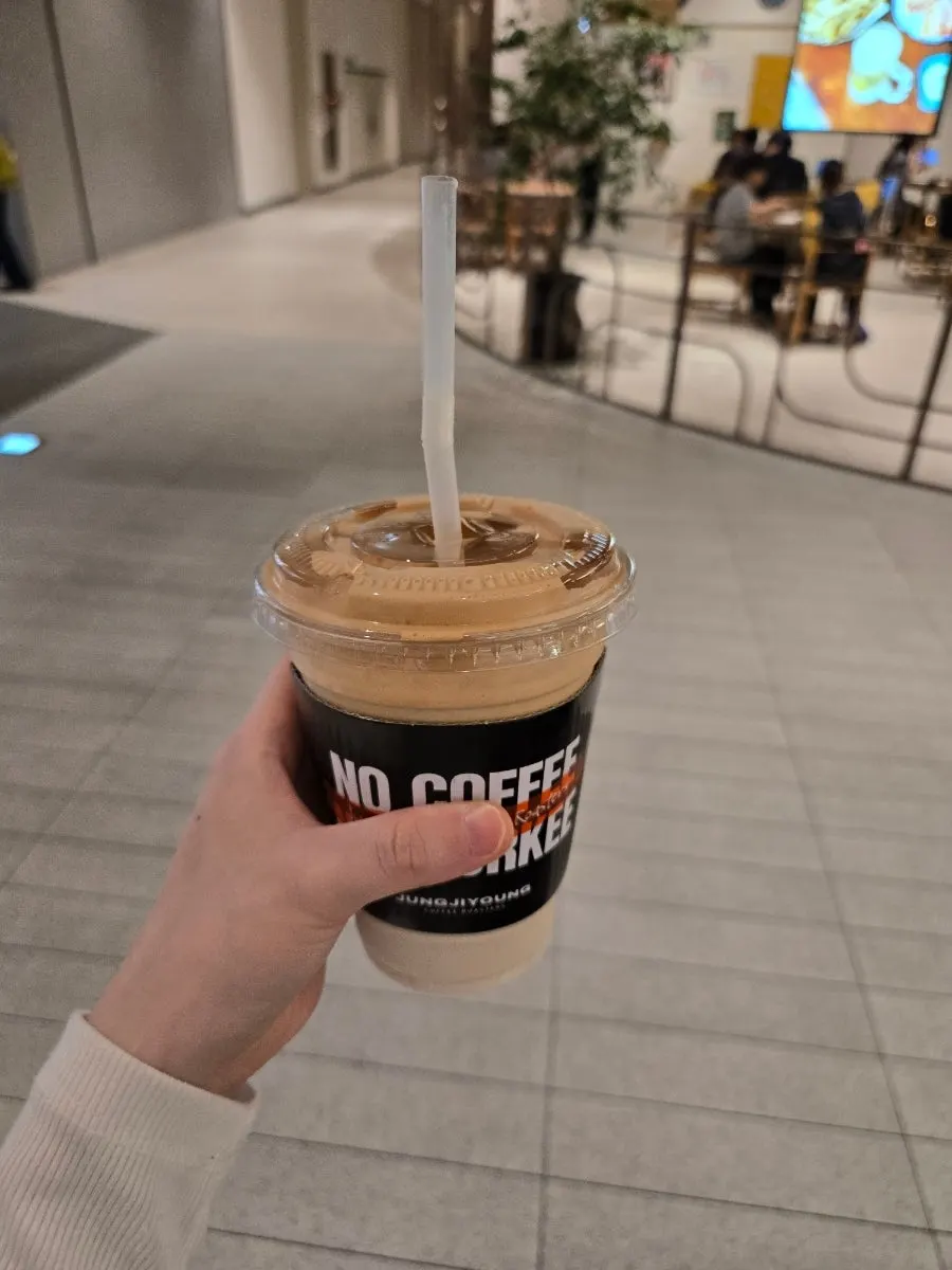 코코넛라떼를 섞는 모습