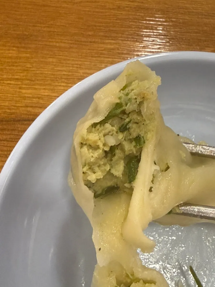 본 메뉴를 기다리며 먹는 보리밥