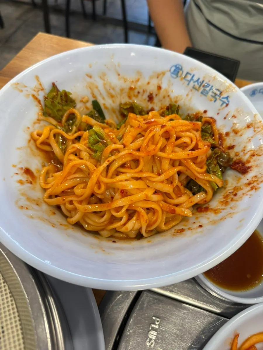 쫀쫀한 면의 비빔칼국수