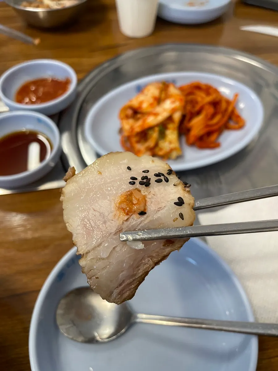 한 접시에 담긴 수육