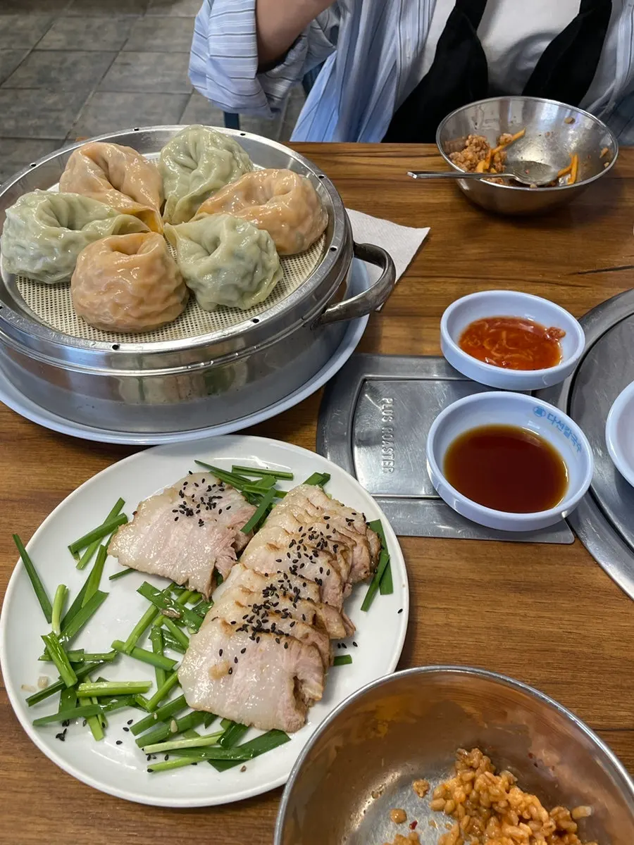큼직한 만두 반반