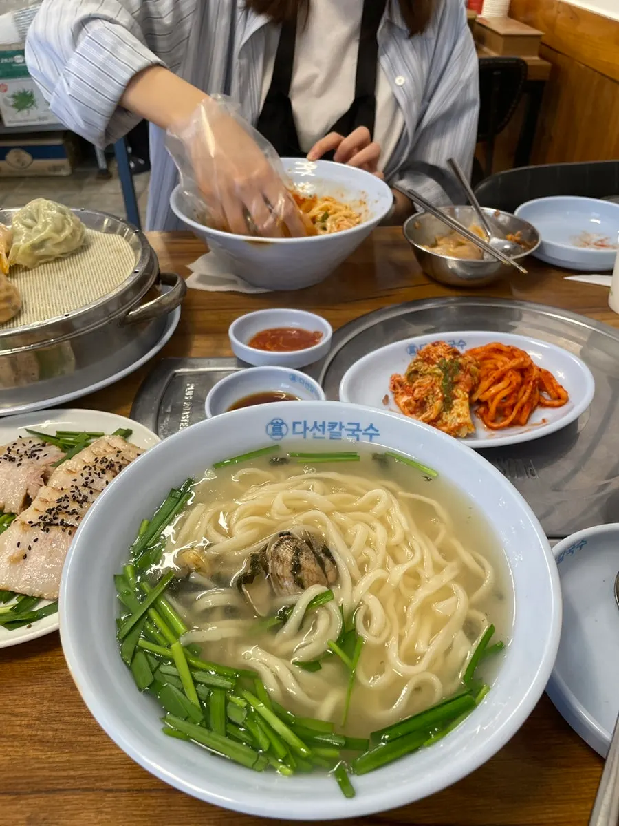 직접 비벼 먹는 비빔칼국수