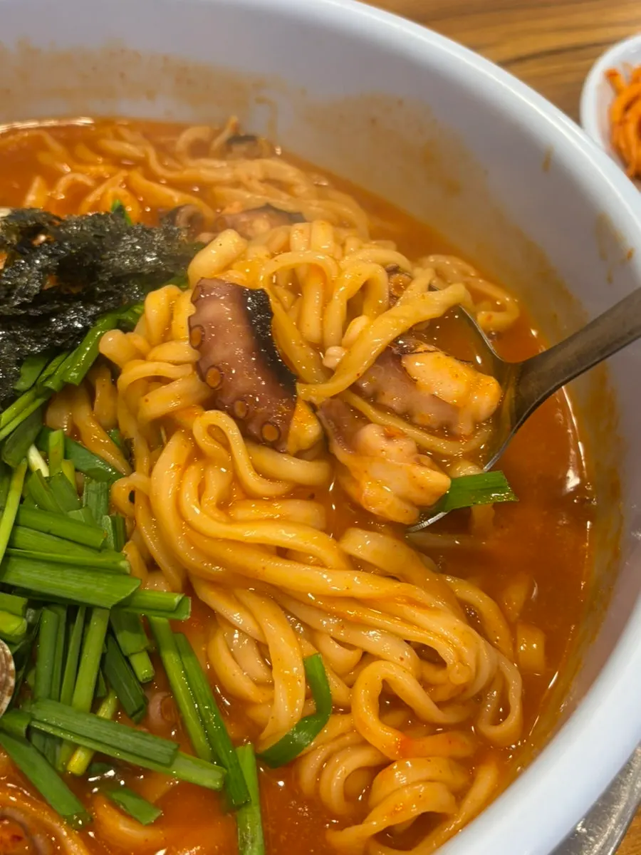 Noodles lifted out of the kal-nakji broth