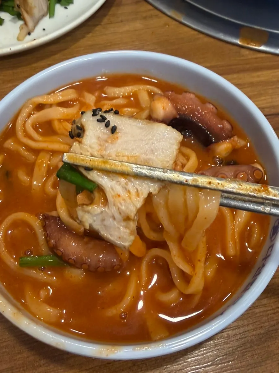 Wrapping pork with kalguksu noodles