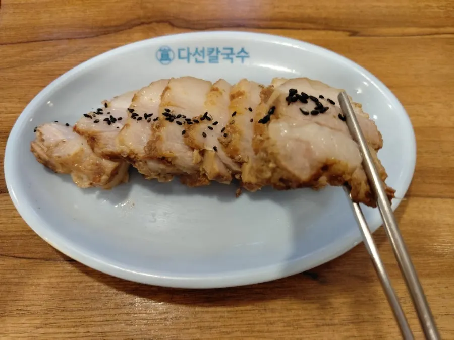 Plate of crisp cabbage geotjeori