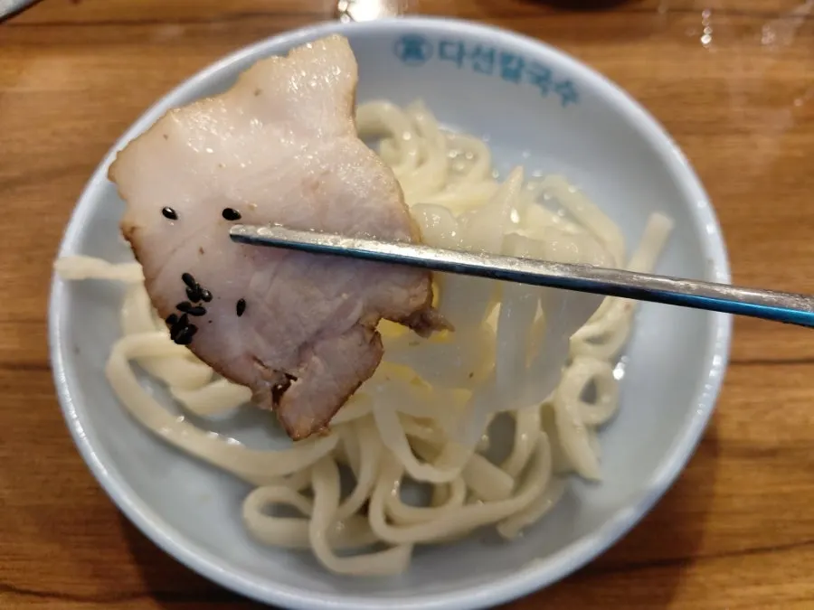 Plate of boiled pork included in the set