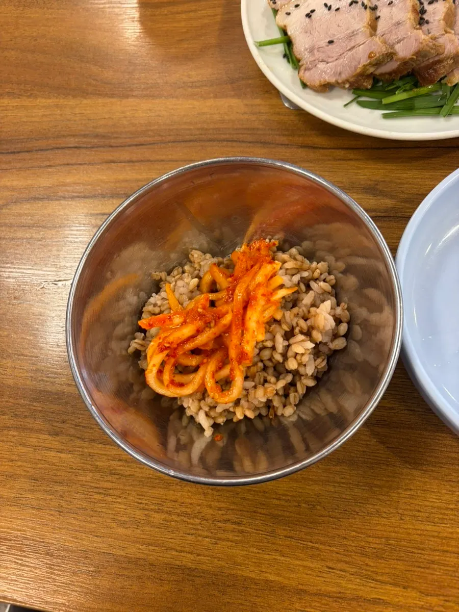 Barley rice and shredded radish served before the meal