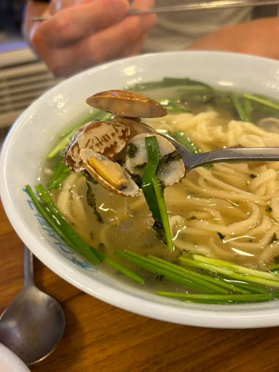 Chewy noodles in the basic kalguksu