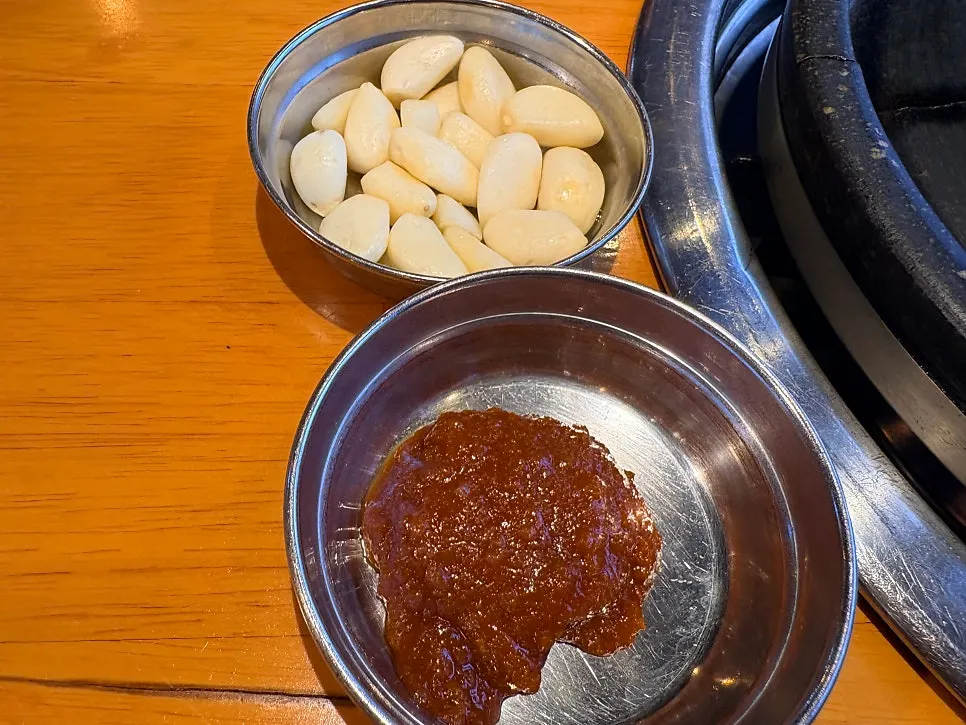 搭配泡菜和红薯的小菜