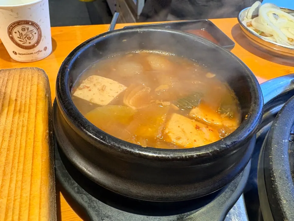 砧板上盛放的刀花五花肉