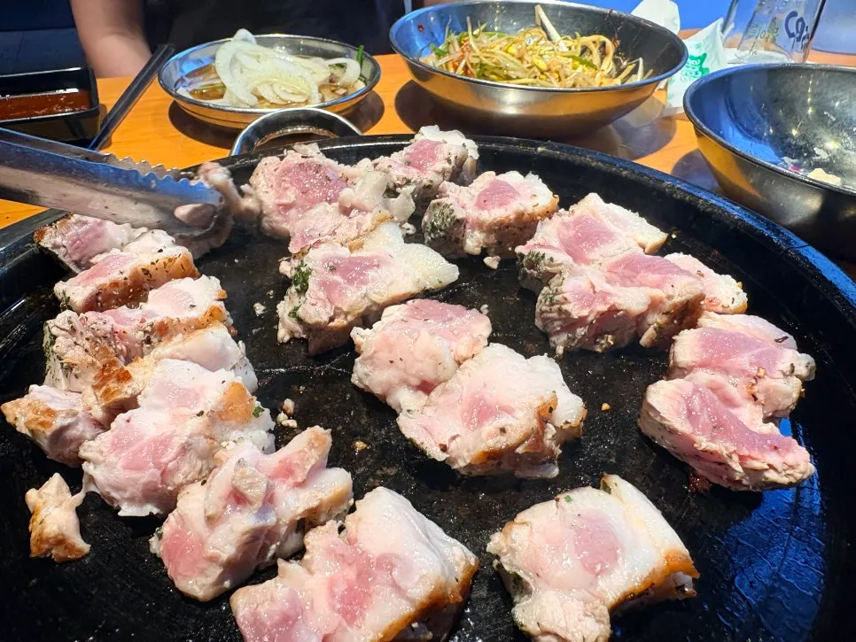 石板上烤着的厚切五花肉