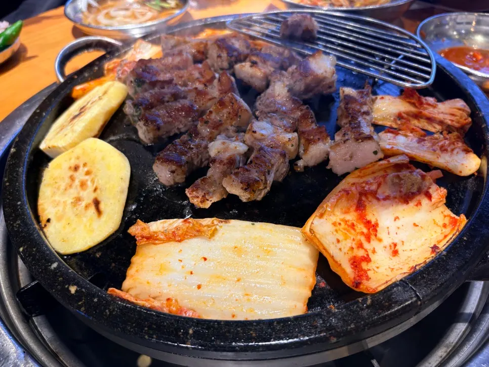 石板上烤得酥脆的五花肉